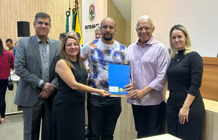 EF) Feirantes recebem autorização para uso de bancas por 15 anos