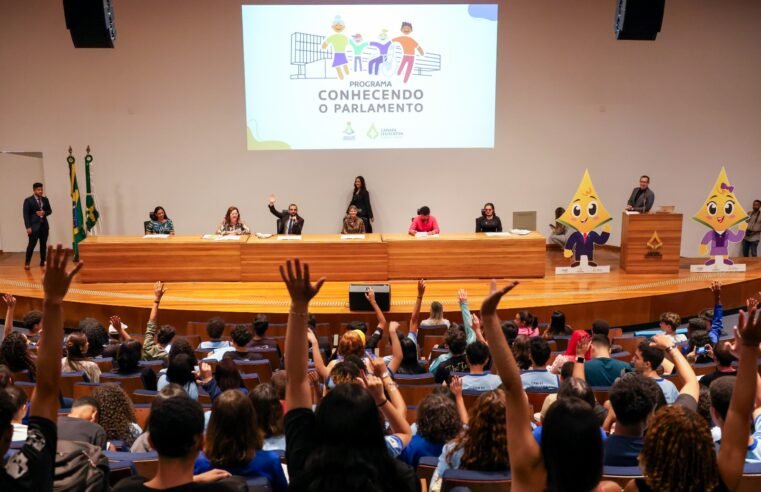 Estudantes participam da abertura do Programa Conhecendo o Parlamento 2024
