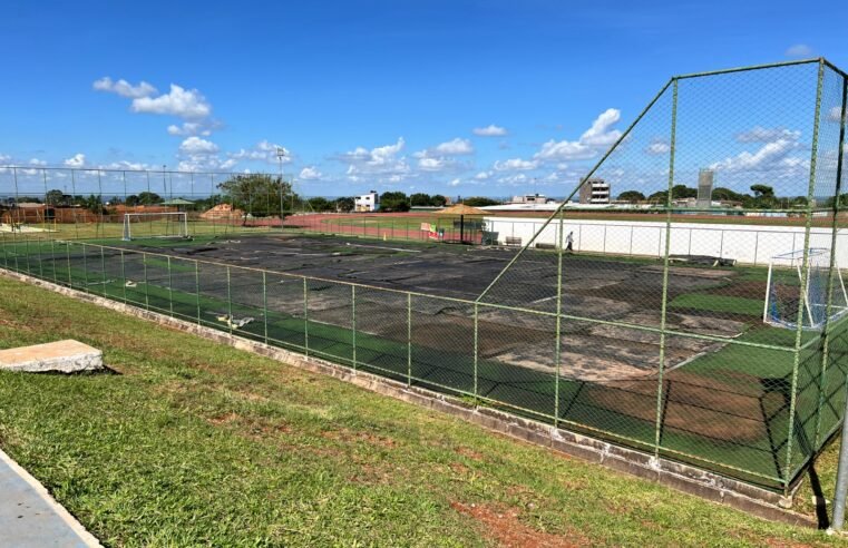 Governo inicia troca de grama sintética em cinco campos públicos