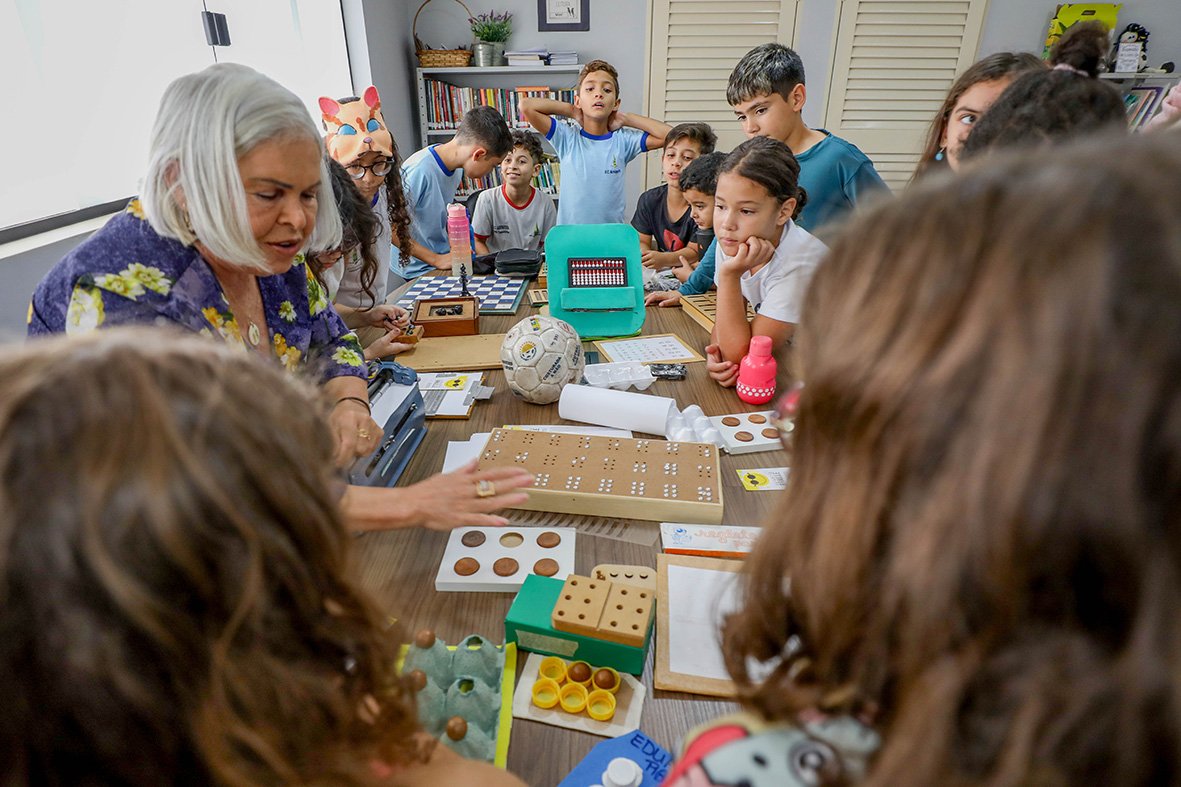 Estudantes visitam Biblioteca Braille Dorina Nowill, em Taguatinga