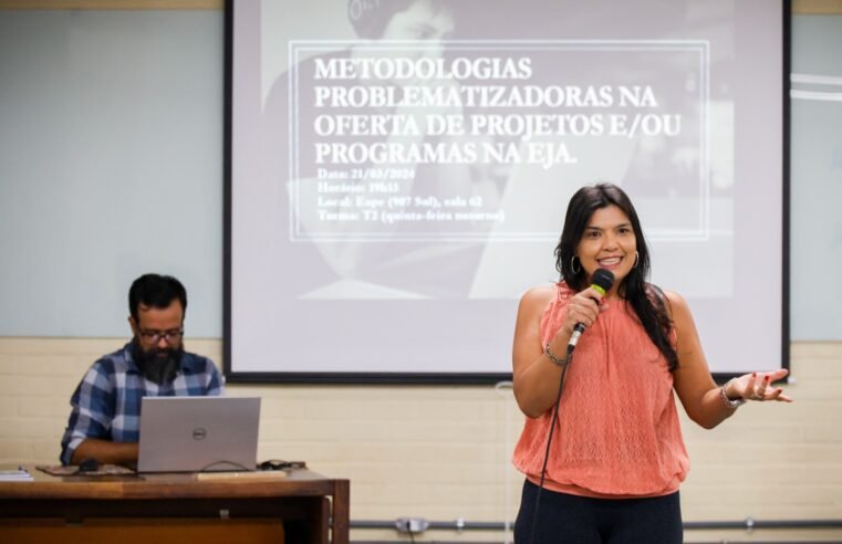 Professores participam de curso sobre Educação de Jovens e Adultos
