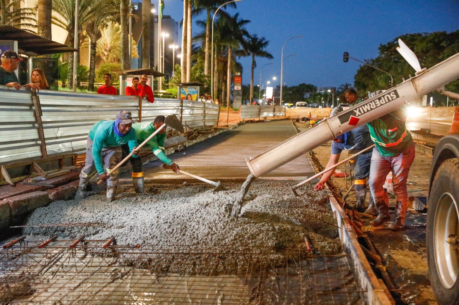 Trabalhadores estendem horário para acelerar obra na W3 Sul