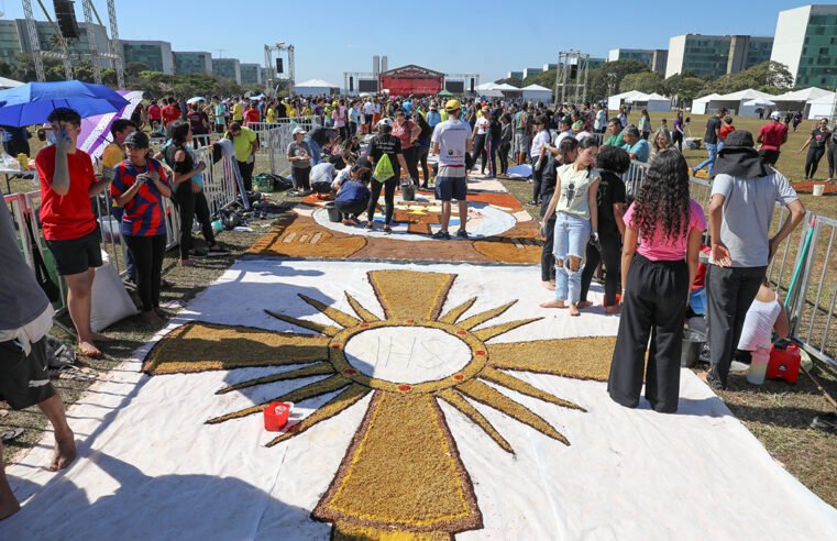 Católicos celebram Corpus Christi na Esplanada dos Ministérios