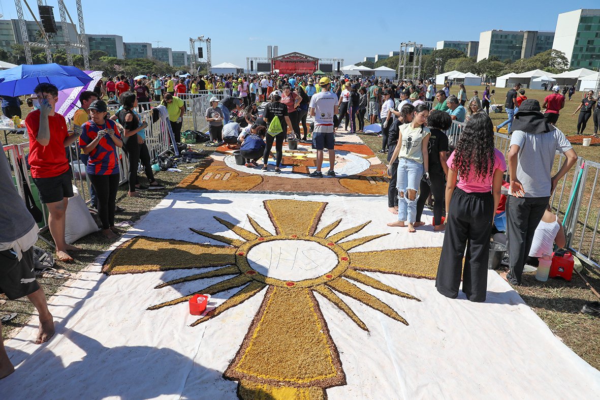 Católicos celebram Corpus Christi na Esplanada dos Ministérios