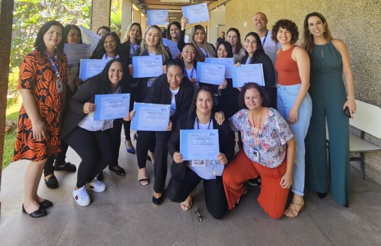 Cuidadoras de idosos recebem certificado de conclusão do curso