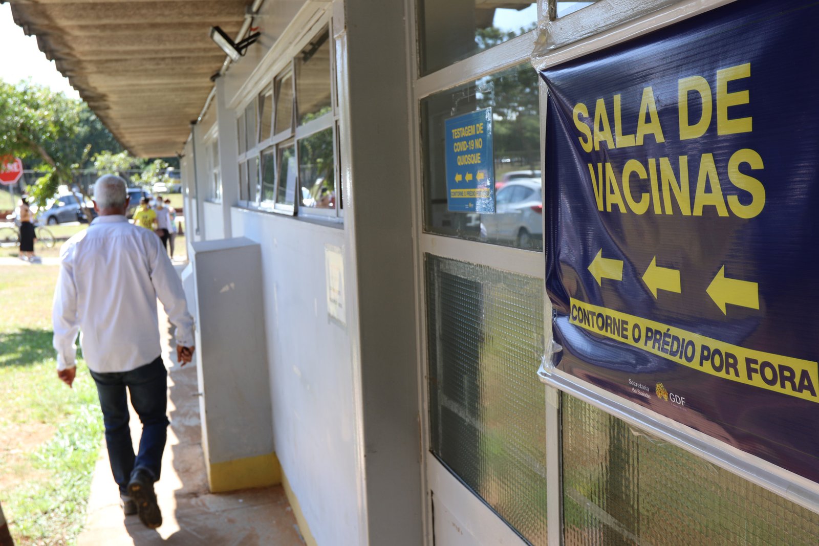 Nova vacina contra a covid-19 começa a ser aplicada nesta quarta (15)