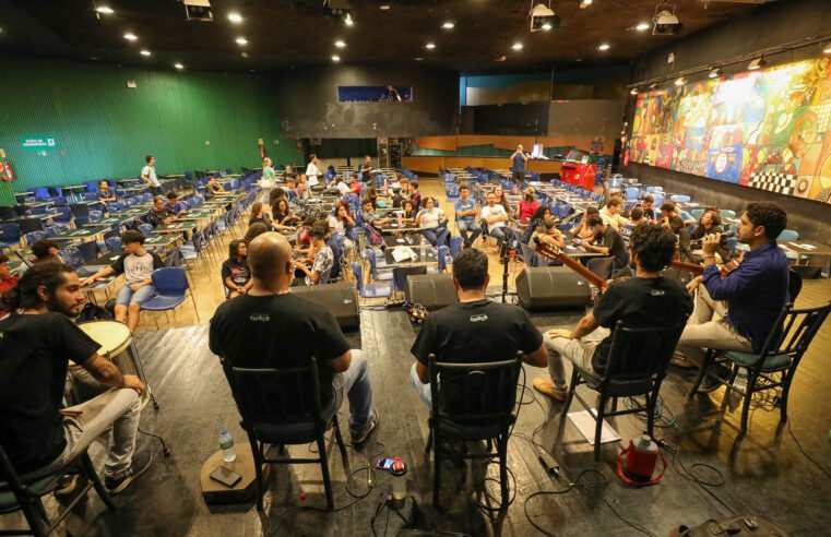 Projeto-piloto leva chorinho e aulas de musicalização para a escola pública
