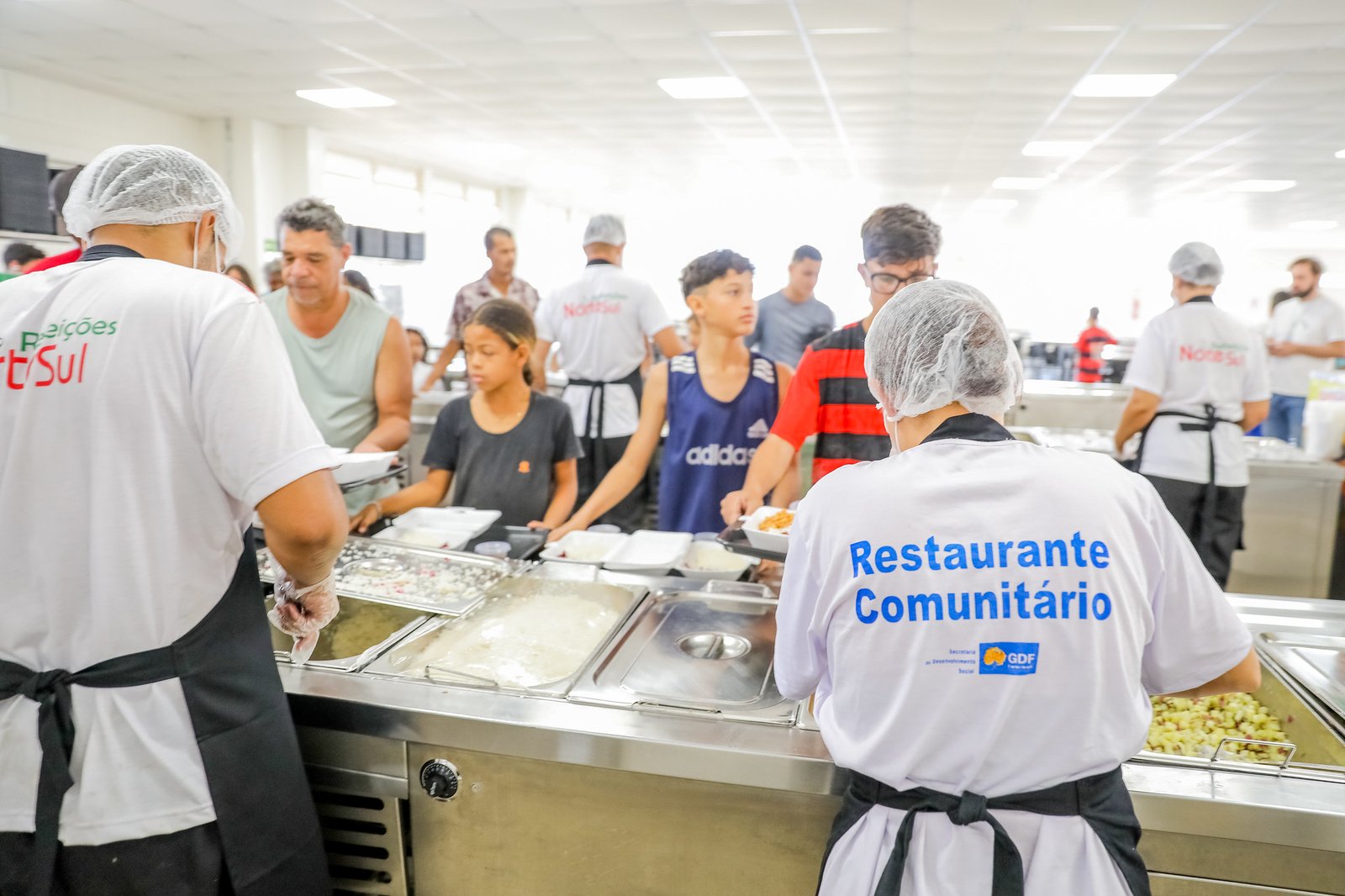 Restaurantes comunitários vão oferecer três refeições diárias para população em situação de rua Restaurantes comunitários vão oferecer três refeições diárias para população em situação de rua
