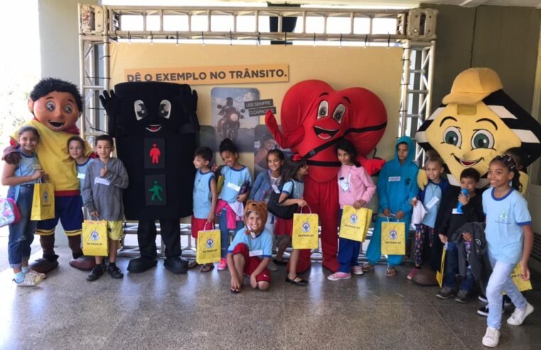 Teatro, jogos e brincadeiras ensinam sobre segurança no trânsito a mais de 1,5 mil alunos
