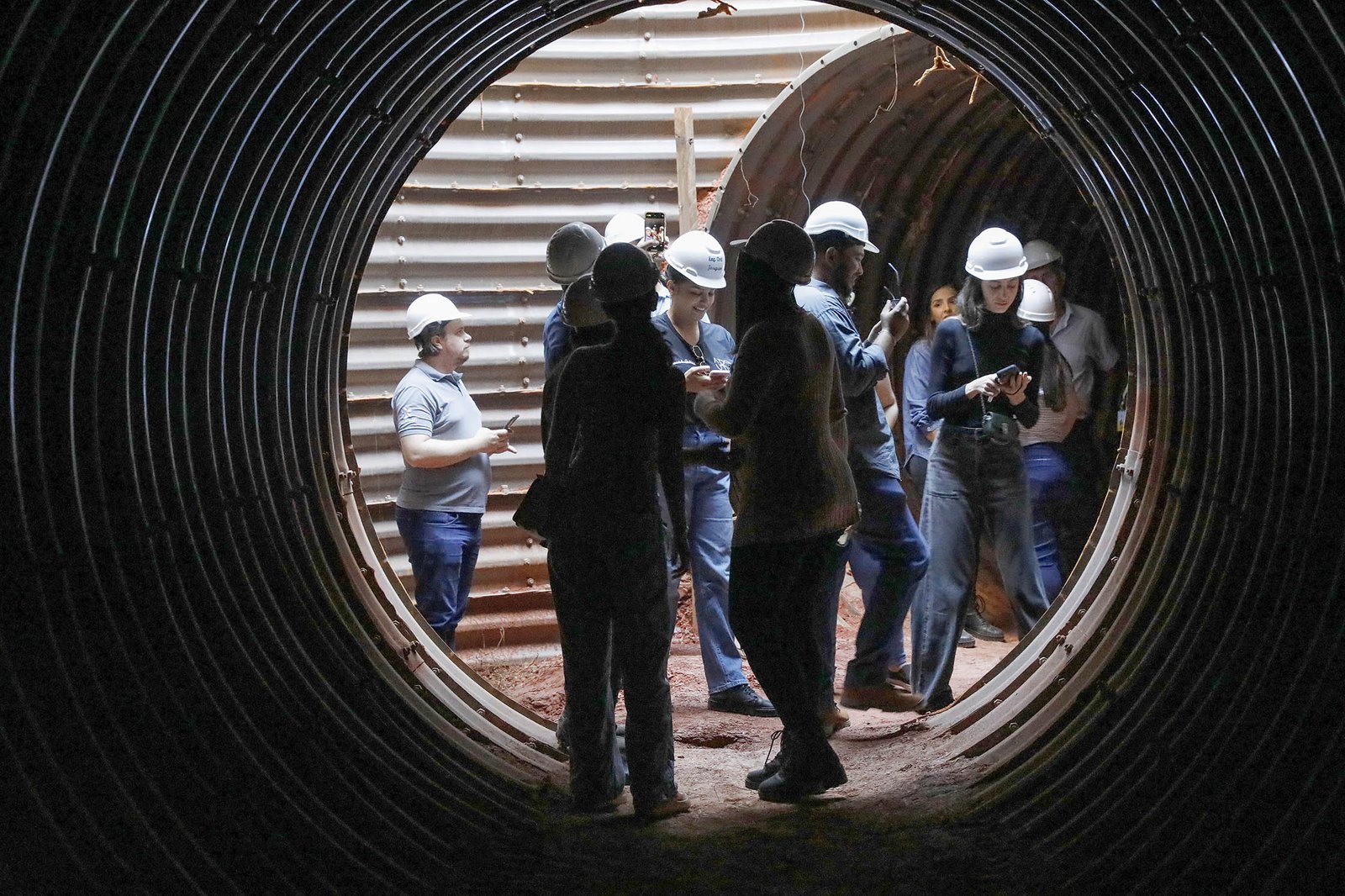 Estudantes de engenharia e arquitetura conhecem as obras da bacia de detenção do Drenar DF