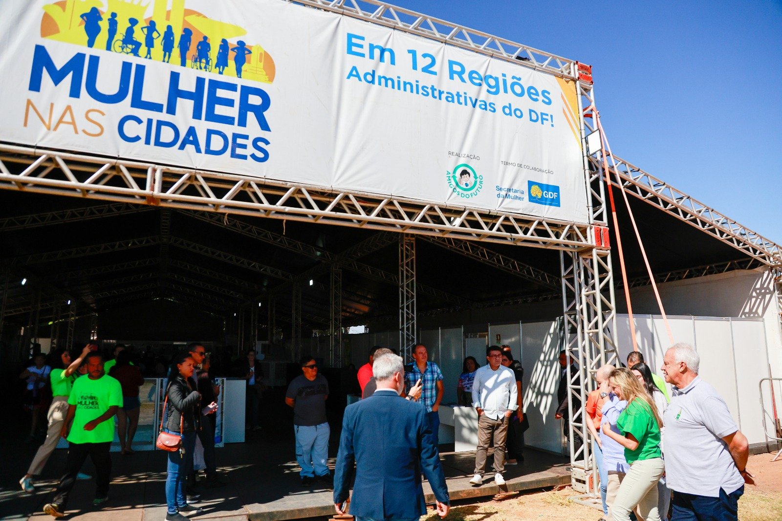 Governador visita o programa Mulher nas Cidades no Sol Nascente