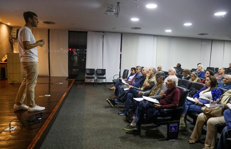 Idosos participam de oficina de redação na Biblioteca Nacional de Brasília