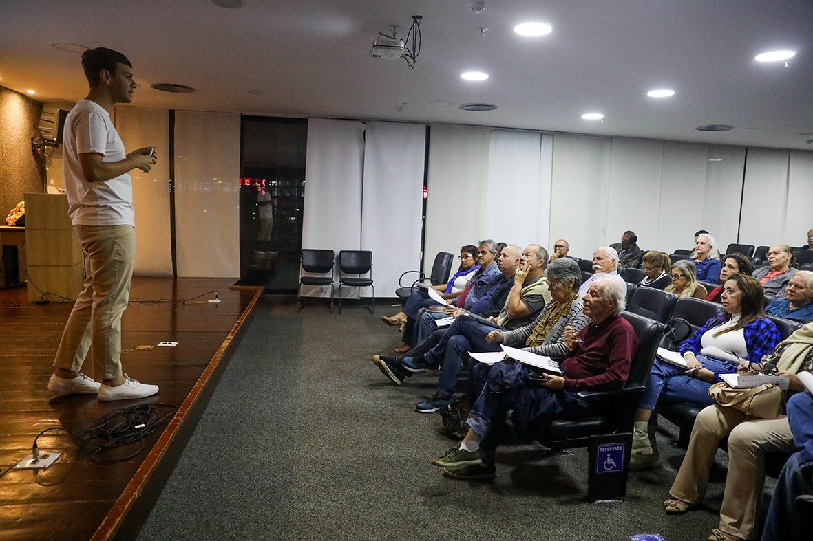 Idosos participam de oficina de redação na Biblioteca Nacional de Brasília