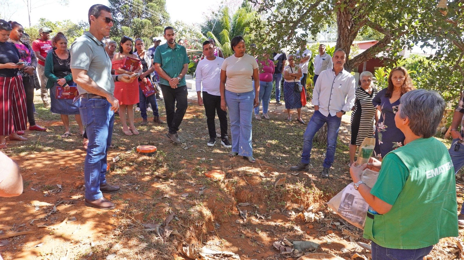 Produtores celebram instalação de sistemas biodigestores de saneamento rural