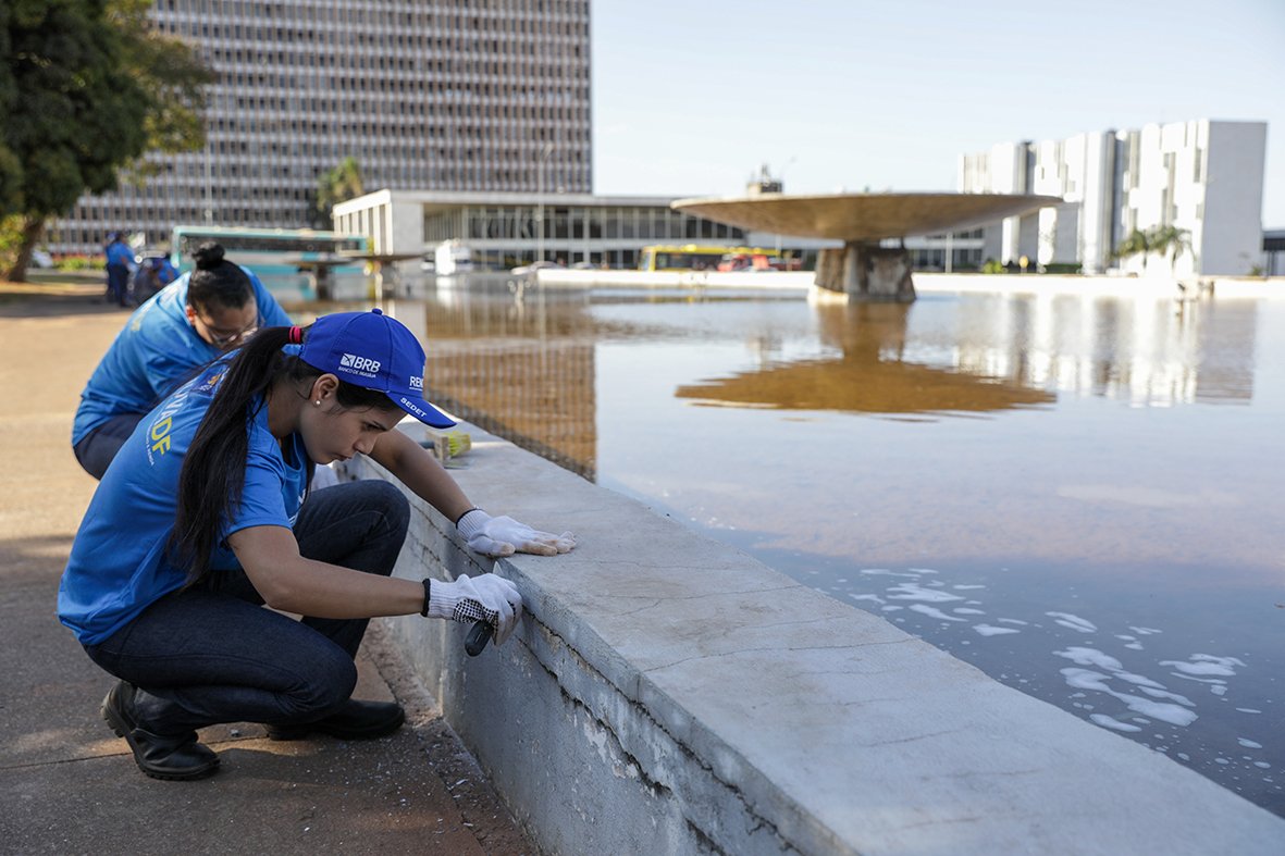 Alunos do RenovaDF trabalham em manutenção da Praça do Buriti Alunos do RenovaDF trabalham em manutenção da Praça do Buriti