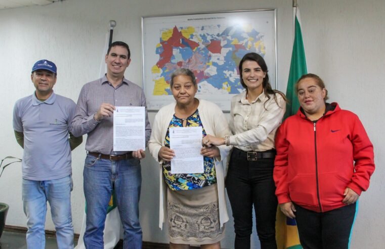 Produtora rural formaliza contrato de assentamento após sete anos de espera