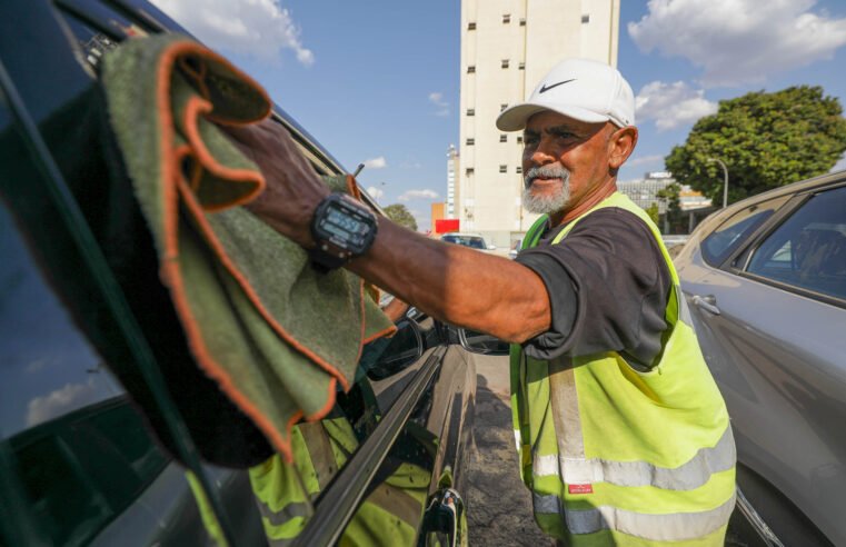 Com cadastro e curso de qualificação, GDF leva dignidade a guardadores de veículos