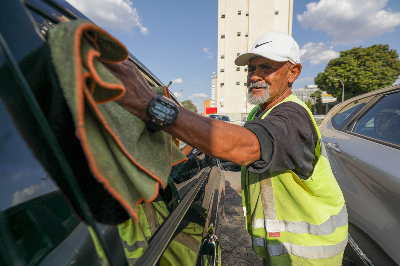 Com cadastro e curso de qualificação, GDF leva dignidade a guardadores de veículos