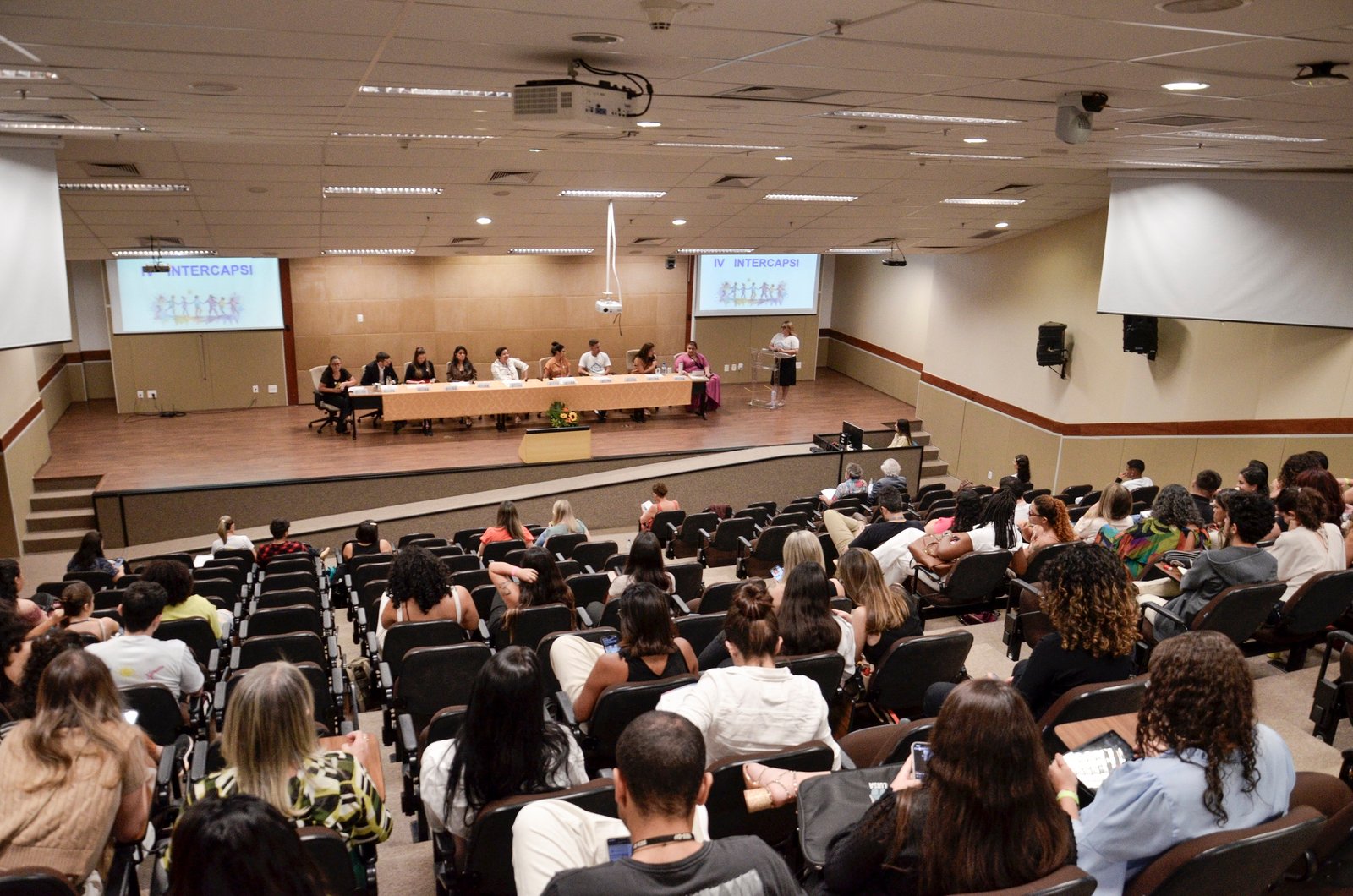 Profissionais e especialistas debatem saúde mental de crianças e adolescentes
