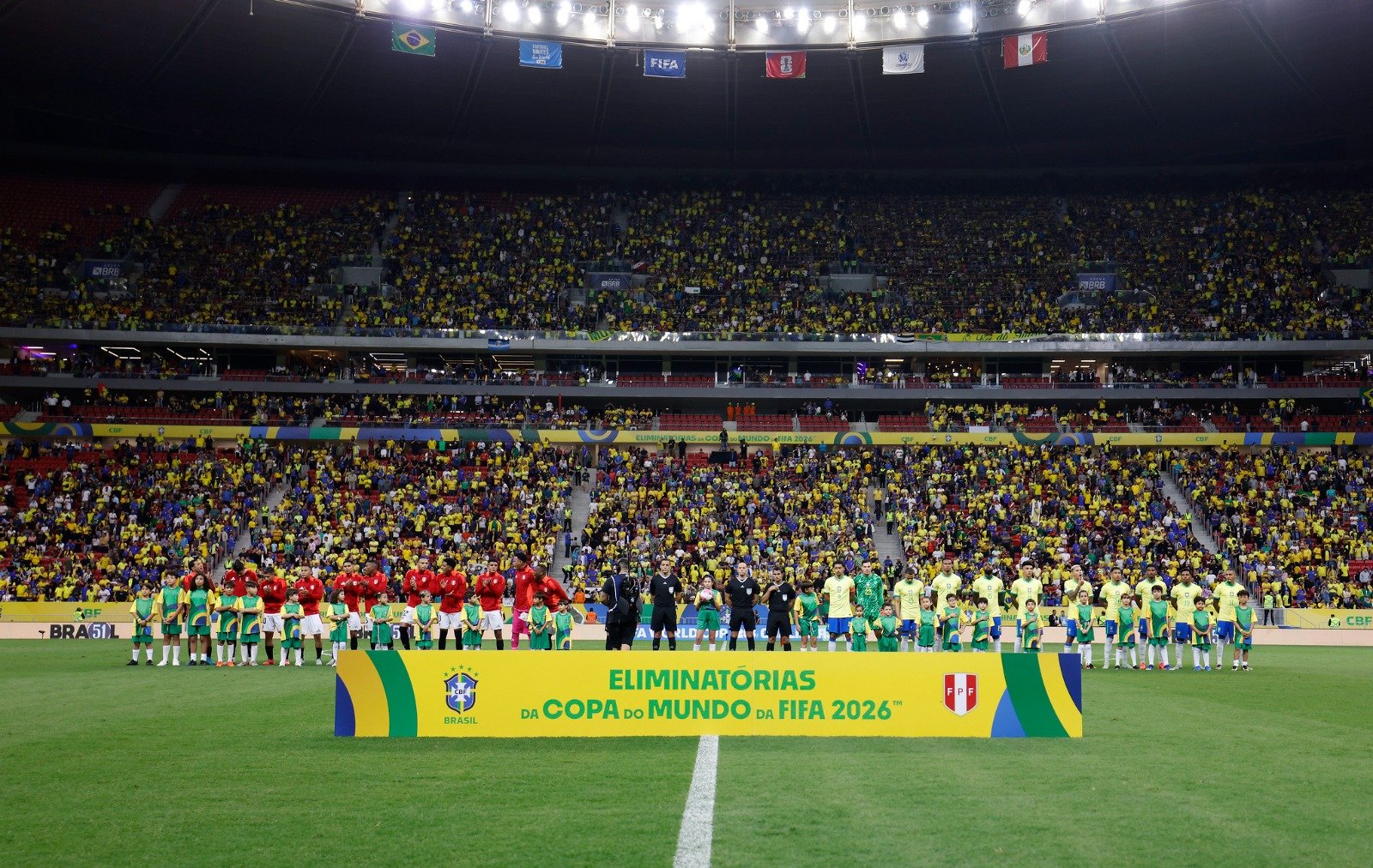 Brasilienses lotam Arena BRB Mané Garrincha para ver goleada do Brasil pelas Eliminatórias