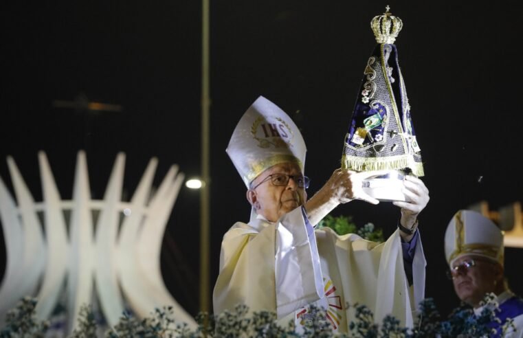 Festa de Nossa Senhora Aparecida, padroeira de Brasília, reúne centenas na Esplanada dos Ministérios 
