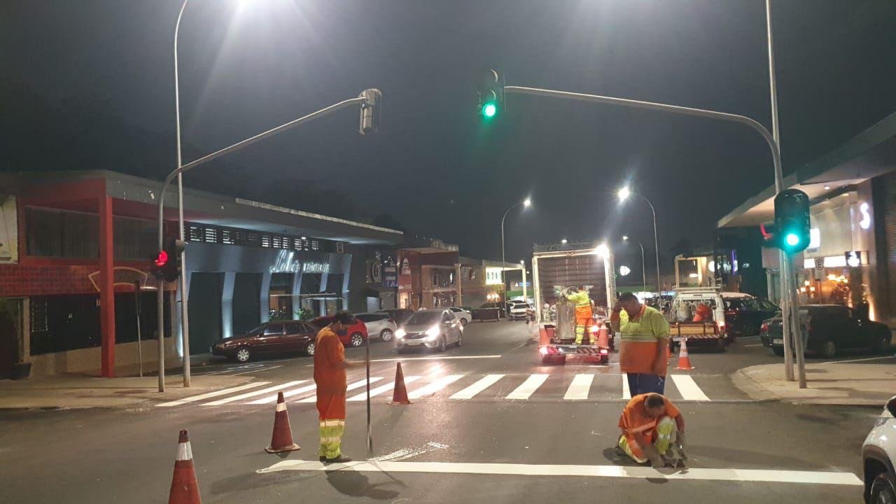 Novacap realiza melhorias na pavimentação da Asa Sul à noite Novacap realiza melhorias na pavimentação da Asa Sul à noite