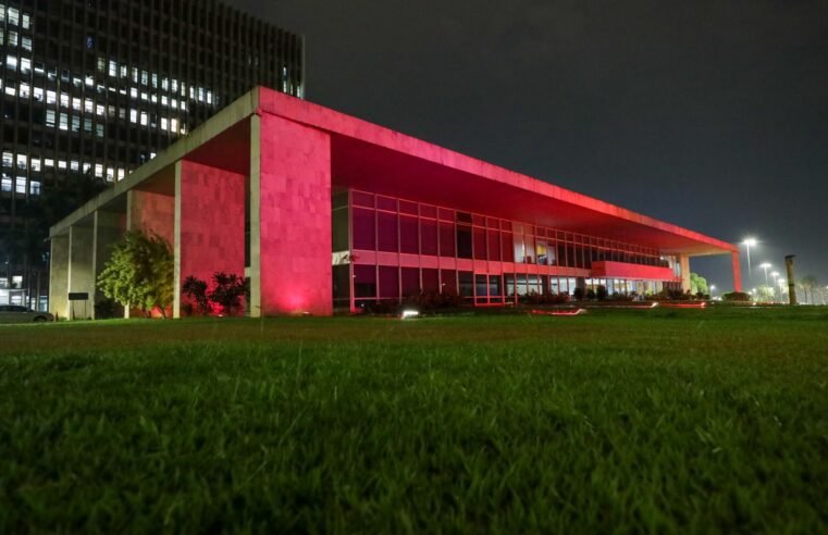 Palácio do Buriti é iluminado com a cor rosa para alertar sobre o câncer de mama