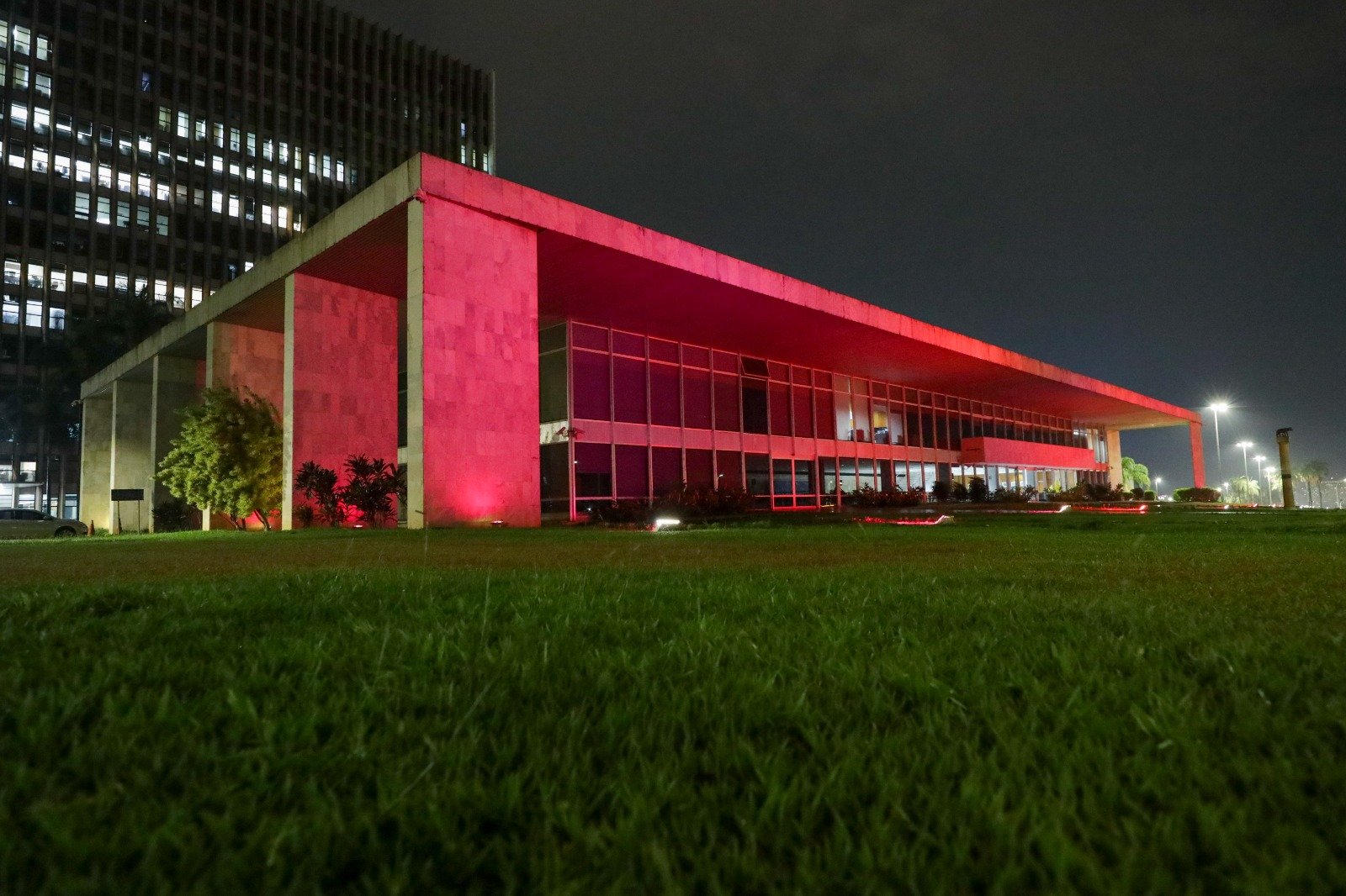 Palácio do Buriti é iluminado com a cor rosa para alertar sobre o câncer de mama