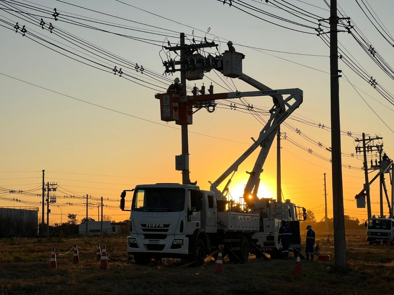 Poda de árvores no Lago Sul suspende fornecimento de energia nesta segunda-feira (7)