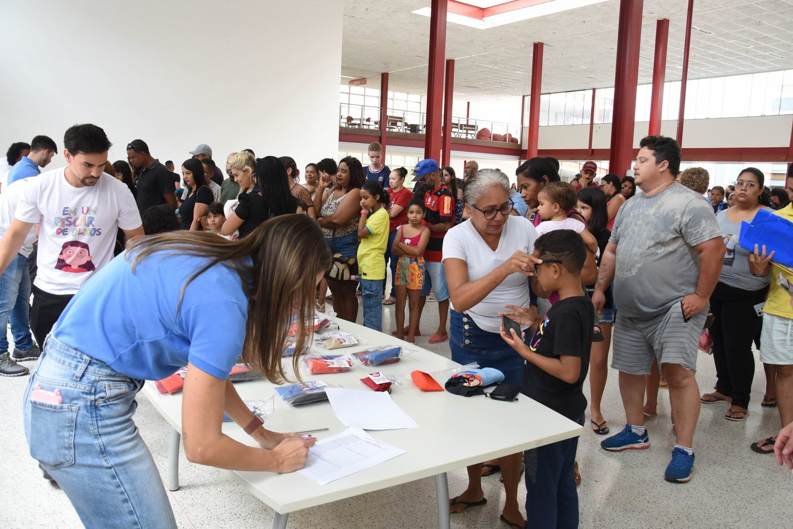 Projeto “Em um Piscar de Olhos” entrega 294 óculos para alunos de Ceilândia e Samambaia Projeto “Em um Piscar de Olhos” entrega 294 óculos para alunos de Ceilândia e Samambaia