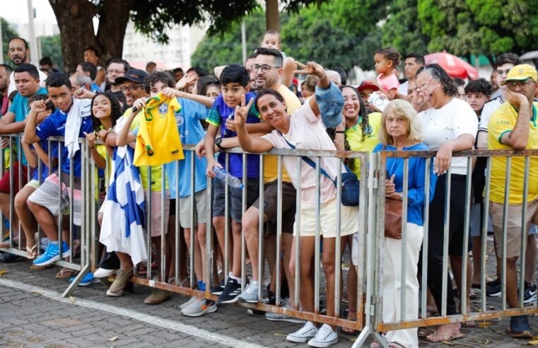 Torcedores comparecem ao Estádio Bezerrão para ver a Seleção Brasileira