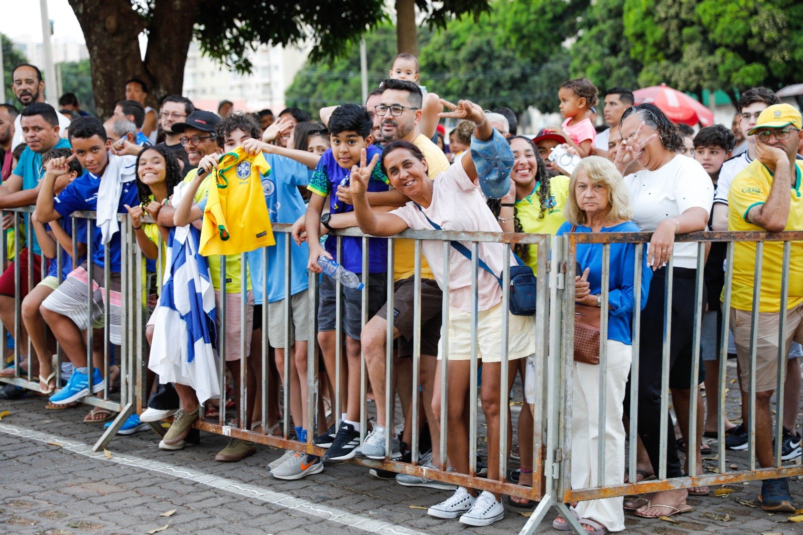 Torcedores comparecem ao Estádio Bezerrão para ver a Seleção Brasileira Torcedores comparecem ao Estádio Bezerrão para ver a Seleção Brasileira