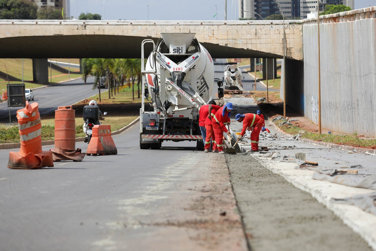 Último trecho da faixa exclusiva de ônibus na W3 Sul começa a ser concretado