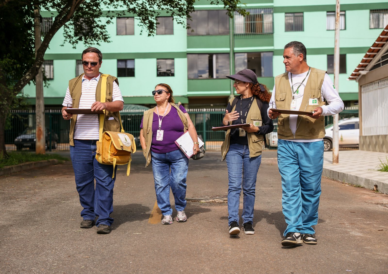 Agentes de Vigilância Ambiental do DF fazem visitas domiciliares para combater a dengue