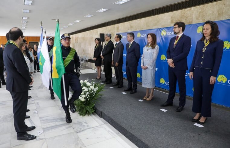 Autoridades e representantes do governo são homenageados com medalha Mérito da PGDF
