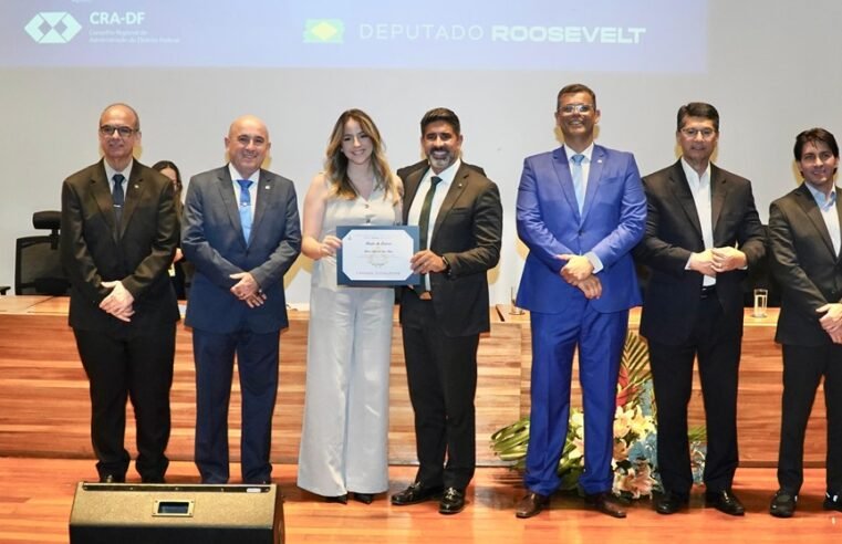 Deputado Roosevelt homenageia administradores em sessão solene