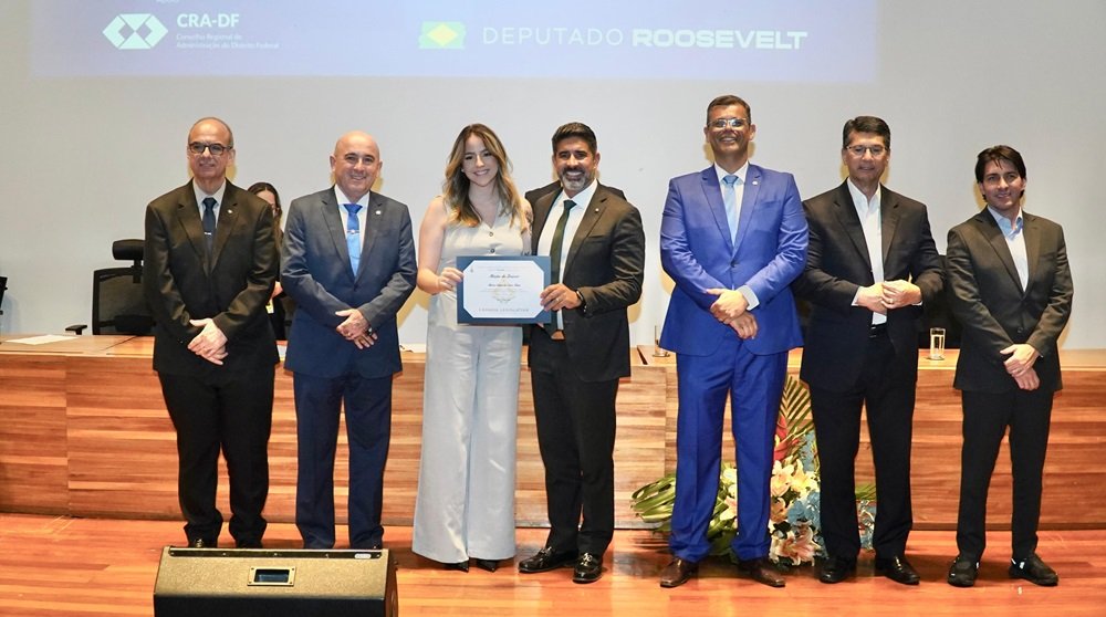 Deputado Roosevelt homenageia administradores em sessão solene