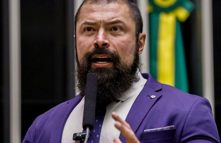 Deputado bolsonarista relatará PEC que limita militares na política