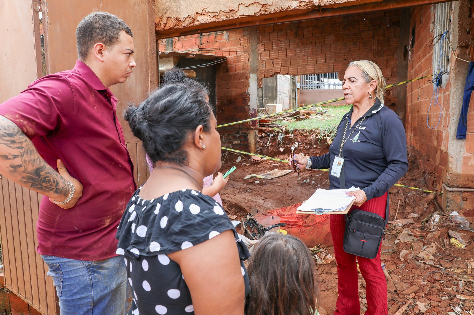 Dezesseis famílias desabrigadas pela chuva no Sol Nascente já foram cadastradas para receber até R$ 1,4 mil em auxílio do GDF Dezesseis famílias desabrigadas pela chuva no Sol Nascente já foram cadastradas para receber até R$ 1,4 mil em auxílio do GDF