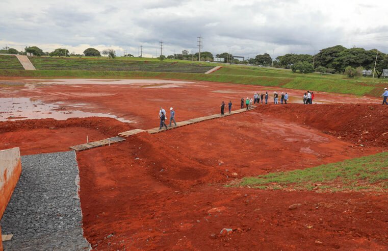 Estudantes de arquitetura visitam obras do Drenar DF