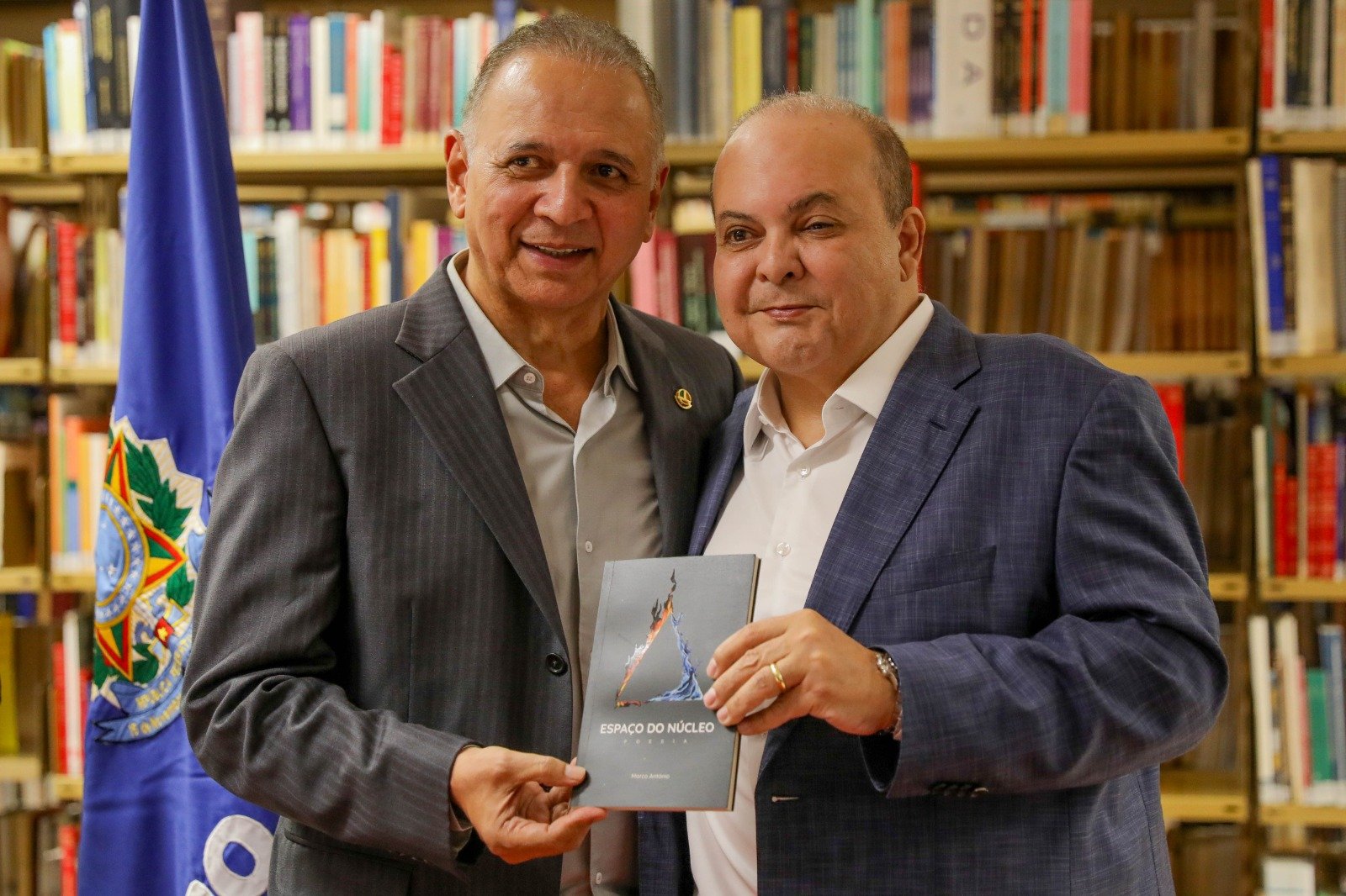 Governador Ibaneis Rocha participa de lançamento de livro de ex-senador Governador Ibaneis Rocha participa de lançamento de livro de ex-senador