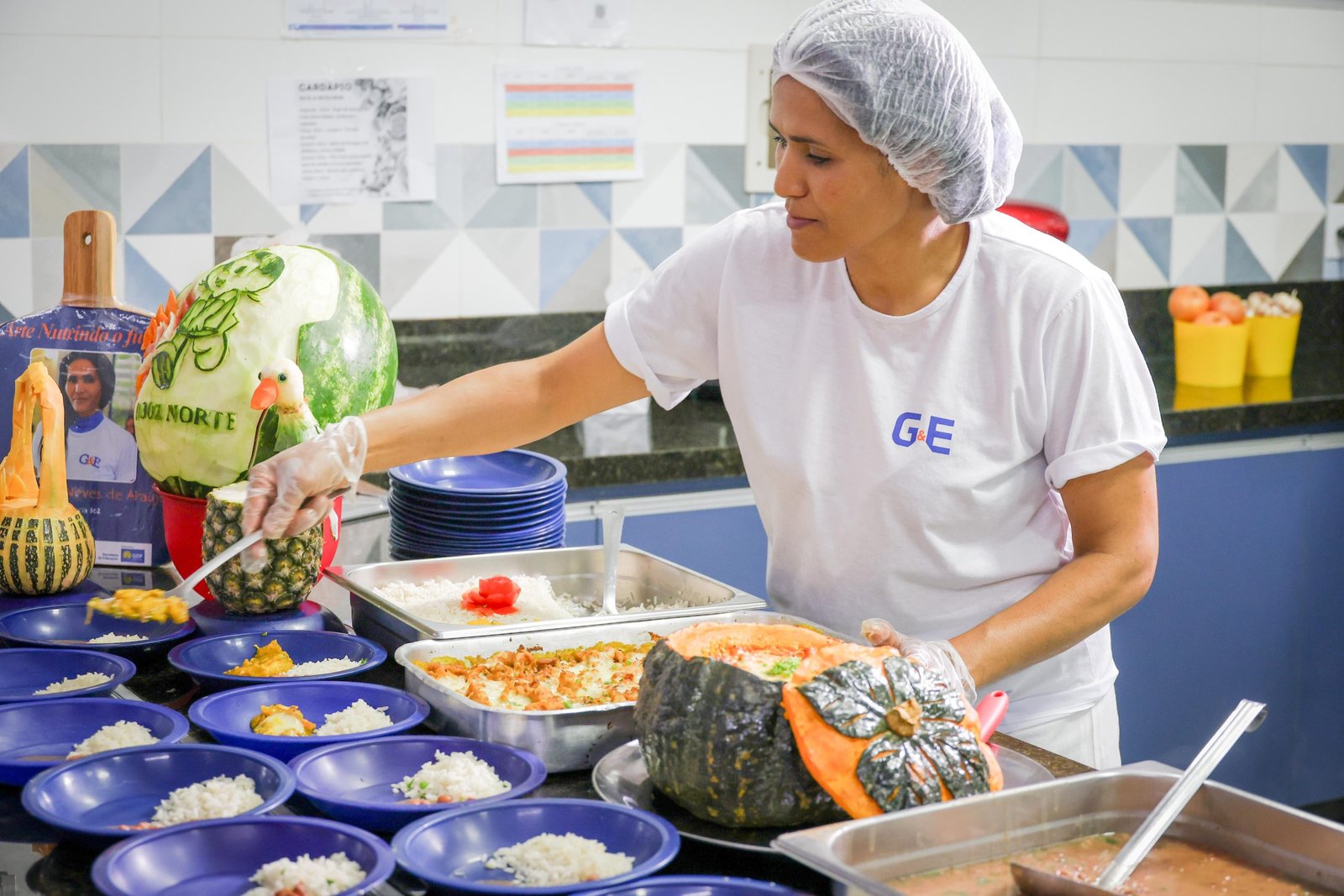 Merendeira transforma comida em arte em escola da Asa Norte Merendeira transforma comida em arte em escola da Asa Norte