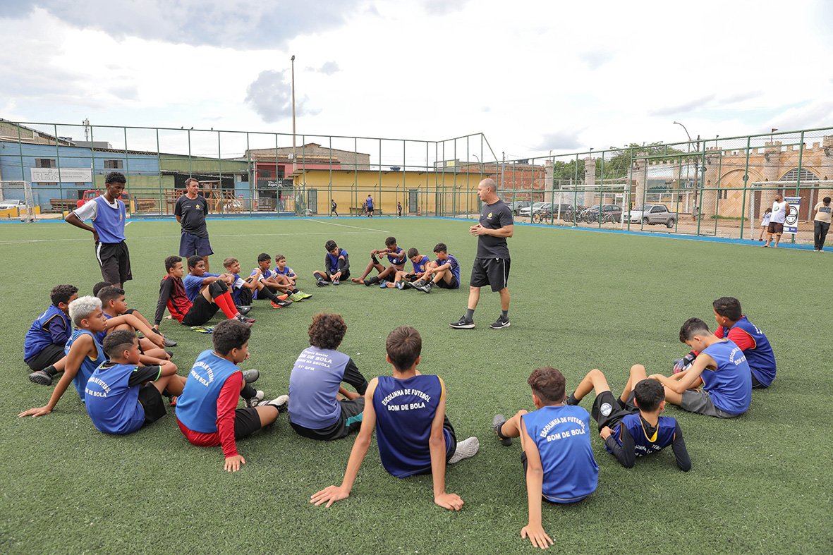 Programa da PM oferece aulas gratuitas de futebol a jovens de São Sebastião