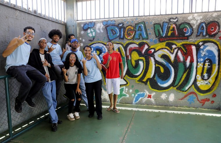 Projeto antirracista auxilia na formação de identidade de jovens negros da rede pública