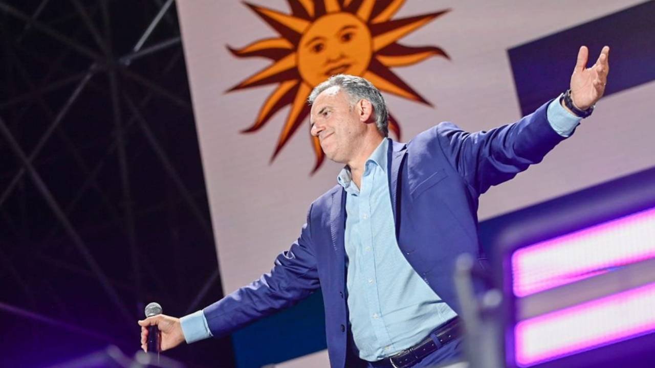 Yamandú Orsi é eleito presidente do Uruguai com 49,84% dos votos Yamandú Orsi é eleito presidente do Uruguai com 49,84% dos votos