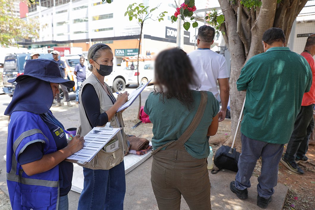 Ação de acolhimento atende 15 pessoas em situação de rua no Plano Piloto