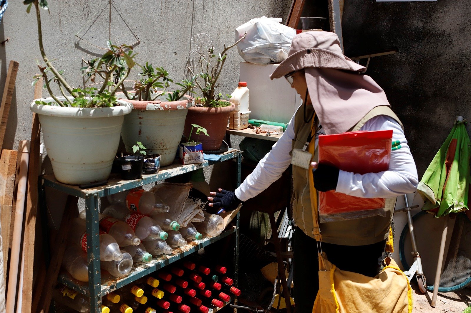 Agentes de Vigilância Ambiental visitam residências no Sol Nascente para o combate à dengue