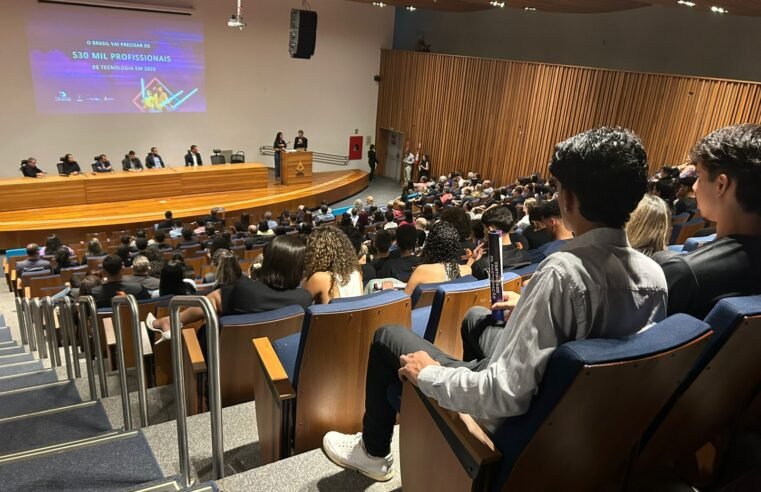 Alunos do projeto Programadores de Futuro recebem certificados de conclusão de curso no DF