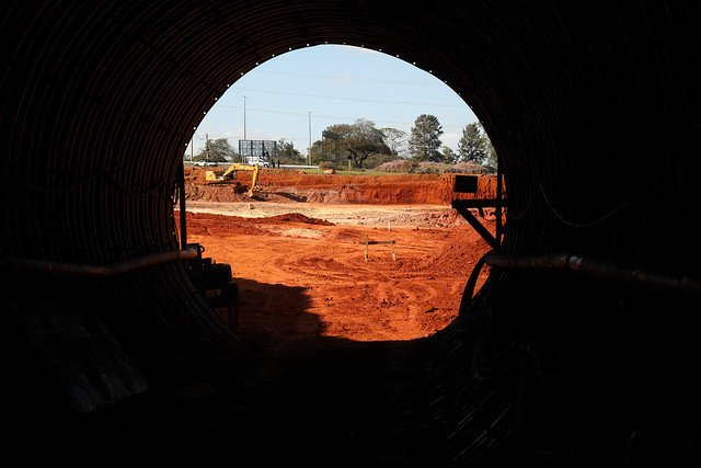 Área da bacia de detenção do Drenar que vai receber volume pluvial equivale a quatro campos de futebol