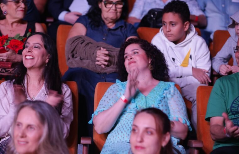 Brasilienses celebram noite no Teatro Nacional com apresentação de Almir Sater